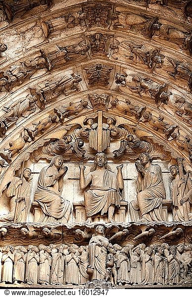 Südliche Vorhalle  rechtes Portal  Tympanon - Gesamtansicht. Dieses Portal ist den Beichtvätern gewidmet. Kathedrale von Chartres  Frankreich. Tympanon und Türsturz: Auf dem Tympanon und dem Türsturz sind Wunder von zwei sehr populären Heiligen  Martin und Nikolaus  dargestellt. Beide Heiligen sind an den Pfosten und an mehreren Fenstern im Unter- und Obergeschoss des Innenraums dargestellt: Links das Mantelwunder des Martin. Auf der linken unteren Tafel begegnet Martin  ein junger Römer  der in Amiens stationiert ist  an einem kalten Tag einem Bettler am Stadttor. Vom Leid des Mannes berührt  zerschneidet Martin seinen Mantel in zwei Hälften und gibt ihm eines der Stücke. Auf der linken oberen Tafel ist Martin schlafend dargestellt. Auf dem Tympanon ist sein Traum zu sehen  in dem Christus erscheint  der das Stück des Mantels trägt  das er dem Bettler gegeben hat  der in Wirklichkeit Christus gewesen ist. Auf der unteren Tafel schenkt Nikolaus anonym drei mittellosen Mädchen eine Mitgift. Oben rechts: Pilger am Grab des Nikolaus  das angeblich eine wundersame heilende Flüssigkeit abgibt.Archivolten:. Das untere Register der Archivolten zeigt die Wunder von Gilles  darunter die Messe des Heiligen Gilles (rechts). Die anderen Archivolten zeigen verschiedene Beichtväter. Ein UNESCO-Weltkulturerbe.