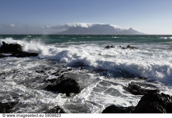 Südliches Afrika  Südafrika  hoch  oben  Felsbrocken  Wasserwelle  Welle  Meer  Ansicht  Flachwinkelansicht  zerbrechen brechen  bricht  brechend  zerbrechend  zerbricht  Western Cape  Westkap  Winkel  Kapstadt