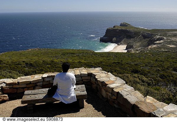 Südliches Afrika  Südafrika  sitzend  Mensch  Küste  Rückansicht  Ansicht  Western Cape  Westkap  Kap der Guten Hoffnung  Kapstadt