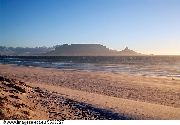 Südliches Afrika  Südafrika  Strand  Himmel  Ozean  blau  Ansicht  Atlantischer Ozean  Atlantik  Tisch  Bucht  Kapstadt  Western Cape  Westkap