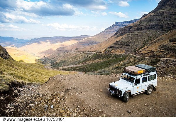 Südliches Afrika Südafrika zwischen inmitten mitten Berg Hintergrund parken Verteidigung Landschaft Land Rover Lesotho