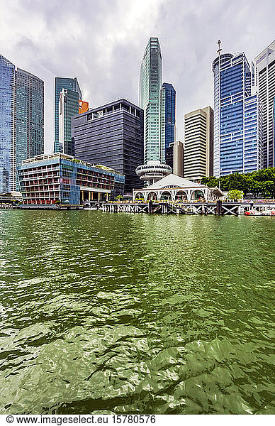 Südostasien  Singapur  Hafen und Wolkenkratzer