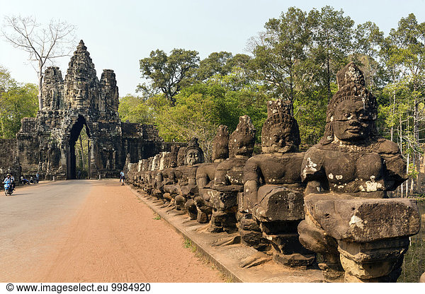 Südtor von Angkor Thom Avalokiteshvara Gesichterturm Asura-Statuen Gopuram Dämonenbalustrade auf der Brücke Angkor Thom Siem Reap Kambodscha Asien