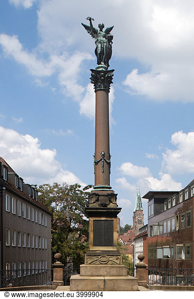 Säule mit Victoria Figur Kriegerdenkmal für gefallene Nürnberger im Deutsch-Französischen Krieg 1870 - 1871 Altstadt Stadt Nürnberg Mittelfranken Franken Bayern Deutschland Europa