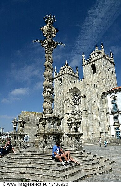 Säule vor der Kathedrale von Porto  Se do Porto  Porto  Portugal  Europa