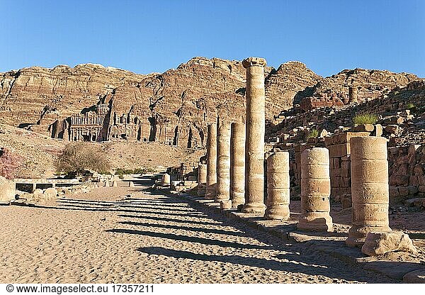 Säulen an Kolonnadenstraße  hinten Königsgräber am Westhang des Jabal al-Khubtha  Petra  UNESCO Weltkulturerbe  Königreich Jordanien