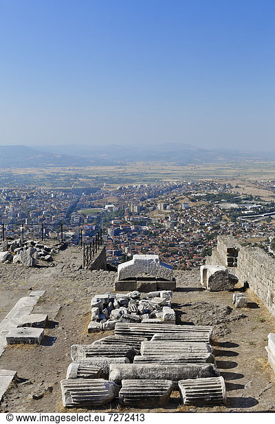 Säulen der antiken Ausgrabungsstätte Pergamon,  hinten die Stadt Bergama,  Pergamon,  Bergama,  Izmir,  Westtürkei,  Türkei,  Asien