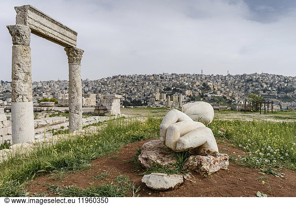 Säulen der Ruine des Herkulestempels  Jabal al-Qal'a  Zitadelle von Amman  Amman  Jordanien.