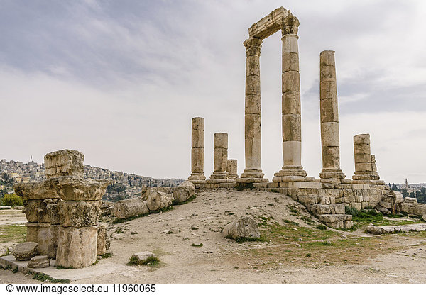 Säulen der Ruine des Herkulestempels  Jabal al-Qal'a  Zitadelle von Amman. Bögen und Giebel an dieser großen römischen archäologischen Stätte.