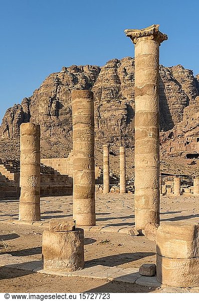Säulen des Großen Tempels von Petra  Jordanien  Asien