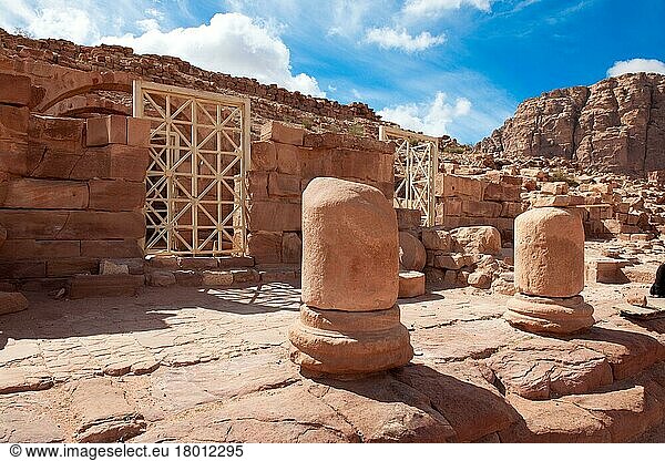 Säulen  römische Straße zum Qasr al-Bint Tempelkomplex  Archäologischer Park Petra  Jordanien  Kleinasien  Asien