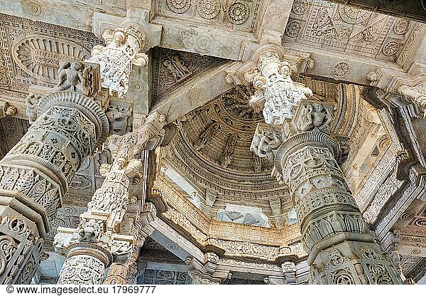 Säulen Säulen der schönen Ranakpur Jain-Tempel oder Chaturmukha Dharana Vihara. Marmor alten mittelalterlichen geschnitzten Skulptur Schnitzereien der heiligen Ort des Jainismus Anbetung. Ranakpur  Rajasthan. Indien
