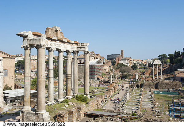 Säulen  Saturntempel  Forum Romanum  archäologisches Ausgrabungsgelände  antikes Rom  Latium  Italien  Südeuropa  Europa