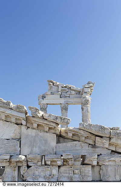 Säulen und Überreste des Trajan-Tempels  Trajaneum  Pergamon  Bergama  Izmir  Westtürkei  Türkei  Asien