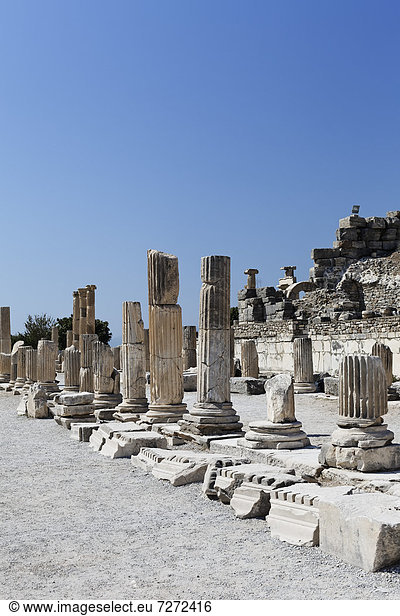 Säulenallee der Marktbasilika in Ephesos Efes Izmir türkische Ägäis Westtürkei Türkei Asien
