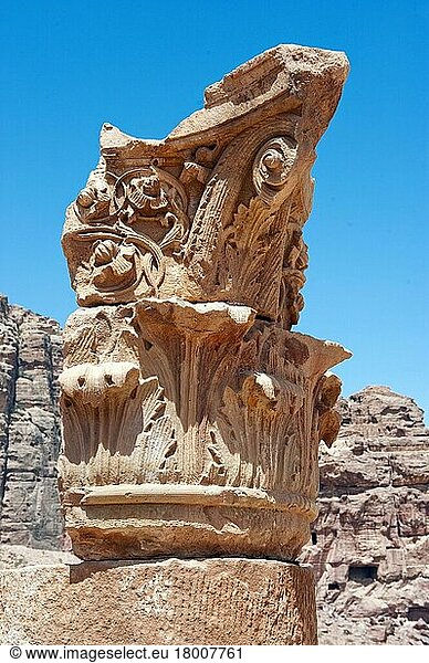Säulenfragment korinthisch  Großer Tempel  Archäologischer Park Petra  Felsenstadt Petra  Jordanien  Kleinasien  Asien