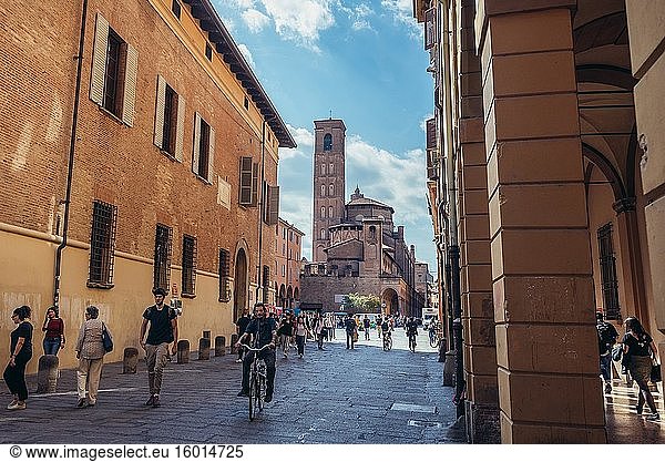 Säulengänge in der Via Zamboni in Bologna  Hauptstadt und größte Stadt der Region Emilia Romagna in Italien  mit Blick auf die Basilika San Giacomo Maggiore.