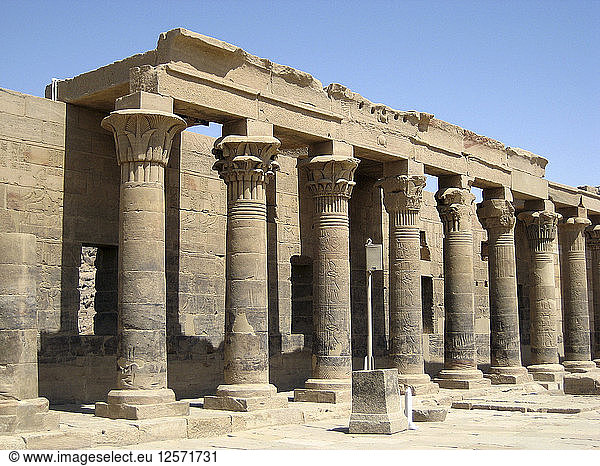 Säulenkolonnade mit Lotusblüten in der Hypostylhalle des Isis-Tempels  Philae  Ägypten. Künstler: Werner Forman