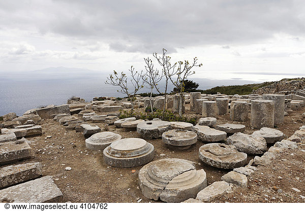 Säulenreste auf dem Ruinenfeld auf dem Messa Vouno  Alt Thira  Santorin  Griechenland