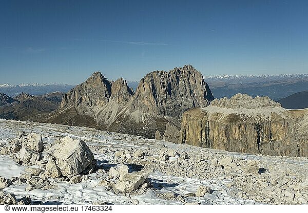 Saß Pordoi  Pordoijoch  Gipfelkreuz  Langkofelgruppe im Hintergrund  Sellagruppe Dolomiten  Südtirol  Italien  Europa