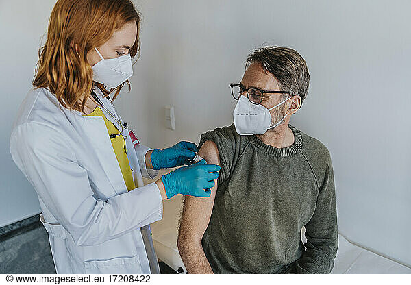 Sachkenntnis beim Tragen eines Mundschutzes und beim Anlegen eines Verbandes am Arm eines Patienten im Untersuchungsraum