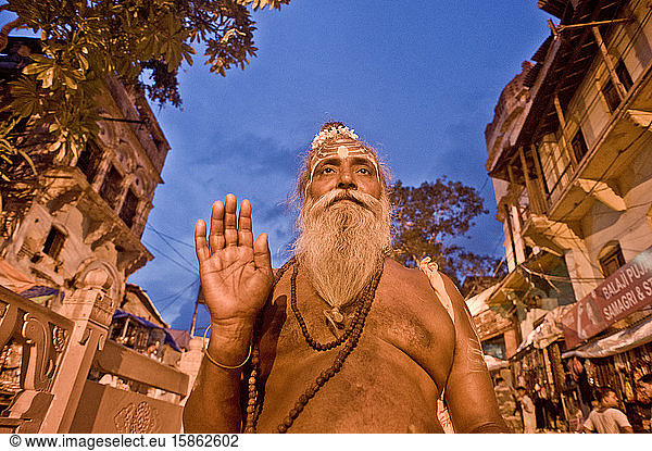 Sadhu  indischer heiliger Mann in Abhaya-Mudra-Geste
