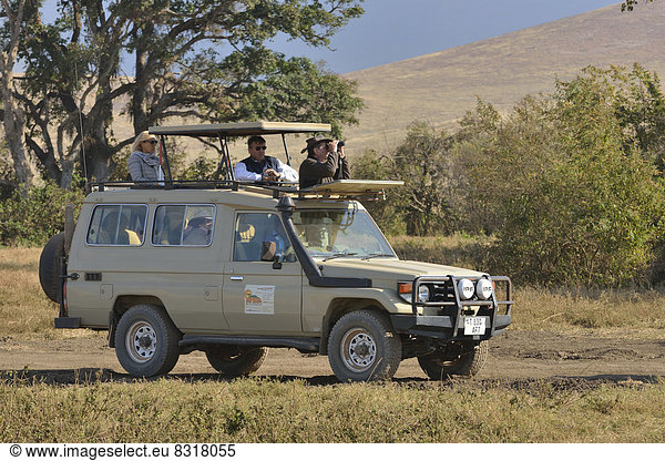 Safari-Fahrzeug im Ngorongoro-Krater