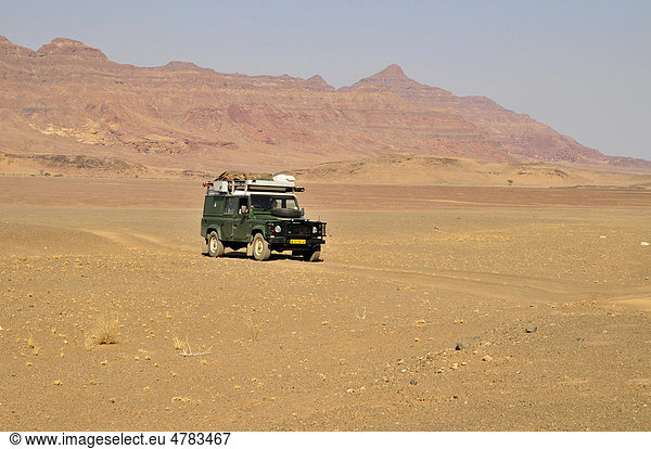 Safari-Fahrzeug nahe dem Huab-Trockenfluss  Damaraland  Namibia  Afrika
