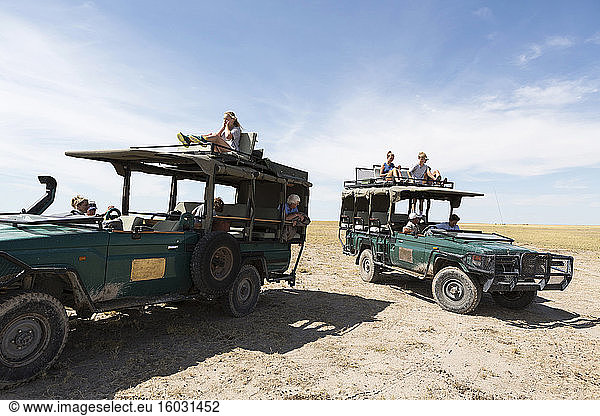 Safari-Fahrzeuge  Kalahari-Wüste  Makgadikgadi-Salzpfannen  Botswana