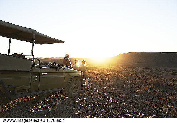 Safari-Gruppe bei Sonnenuntergang im Geländewagen Südafrika