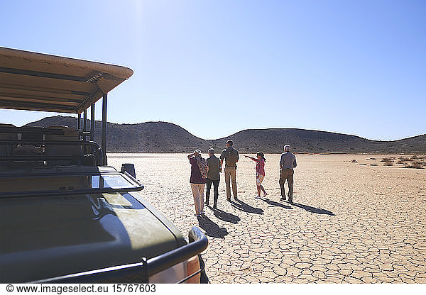 Safari-Gruppe mit Blick auf eine sonnige  trockene Landschaft in Südafrika