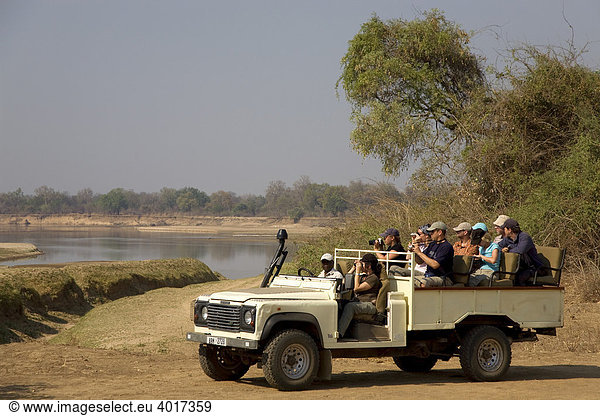 Safari Trip  Game Drive  Touristen im Südluangwa-Nationalpark bei Mfue  Ostprovinz  Sambia  Republik Sambia  Afrika