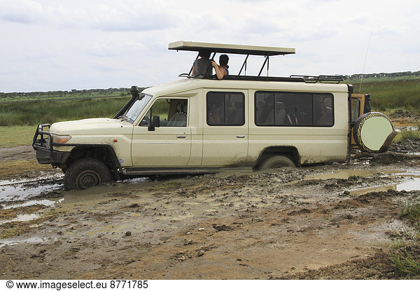 Safarifahrzeug mit Touristen  festgefahren  Serengeti  Tansania