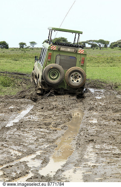 Safarifahrzeug  Schlammpiste  Serengeti  Tansania