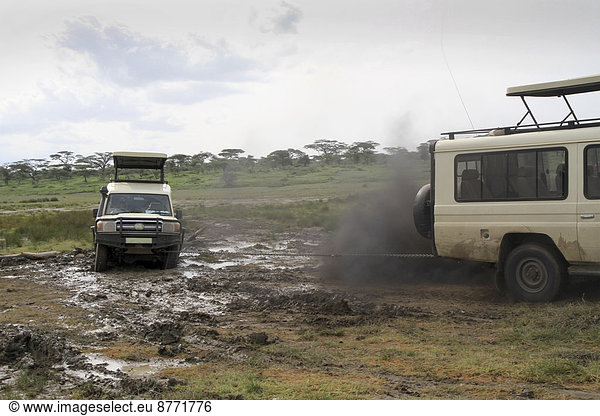 Safarifahrzeuge  Abschleppaktion  Schlammloch  Serengeti  Tansania