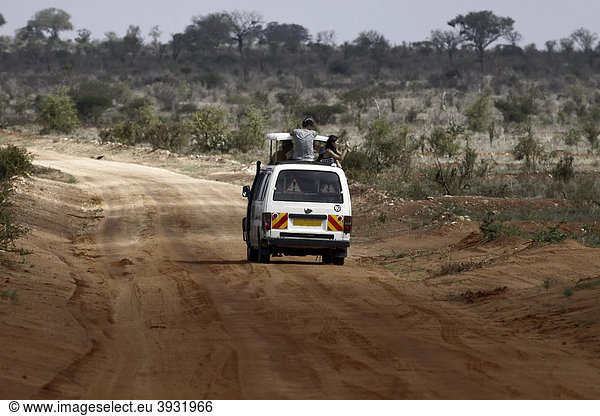 Safaritouristen im Tsavo Ost Nationalpark Kenia Afrika