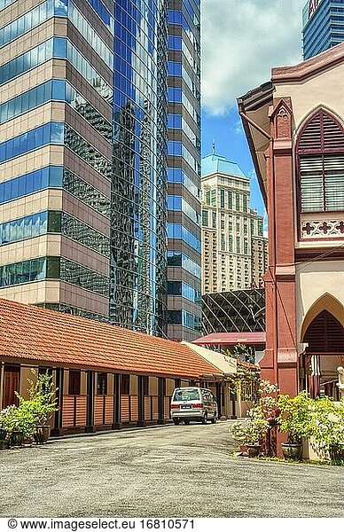 Saint John?s Institution mit modernen Bürotürmen  Kuala Lumpur  Malaysia.