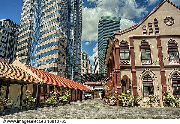 Saint John?s Institution mit modernen Bürotürmen  Kuala Lumpur  Malaysia.