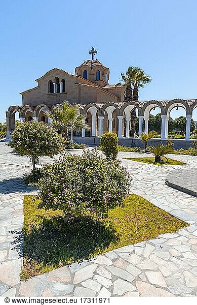Saint Nectarios  Griechisch-orthodoxe Kirche mit Bogengängen  Rhodos  Dodekanes  Griechenland  Europa