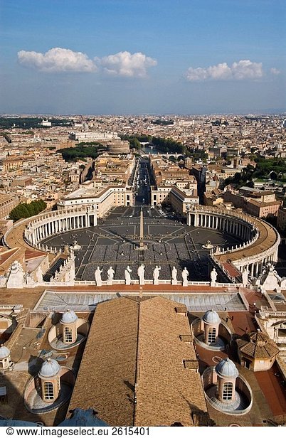 Saint Peter´s Square und der Stadt Rom gesehen von der Kuppel von St. Peter´s Kathedrale The Vatican  Rom  Latium Rom  Latium