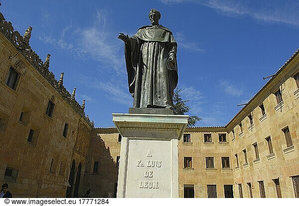 Salamanca  Statue von Fray Luis Ponce de Leon  Universität Salamanca  Kastilien-León  Spanien  Europa