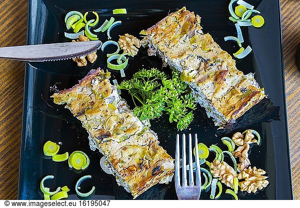 Salat-Tofu-Kuchen. Makrobiotische Ernährung  mit Walnüssen  Pilzen  Tofu  Räuchertofu und Shiromiso oder weißem Miso.