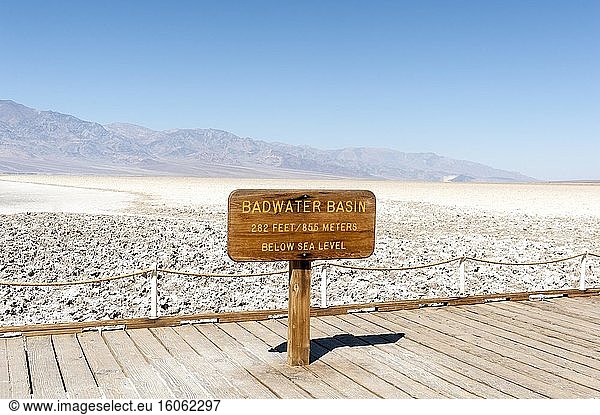 Salzebene  Schild Badwater Basin  Death Valley Nationalpark  Kalifornien  USA  Nordamerika