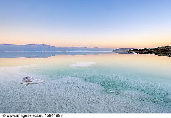 Salzformationen am Toten Meer bei Sonnenuntergang  Eilat  Israel