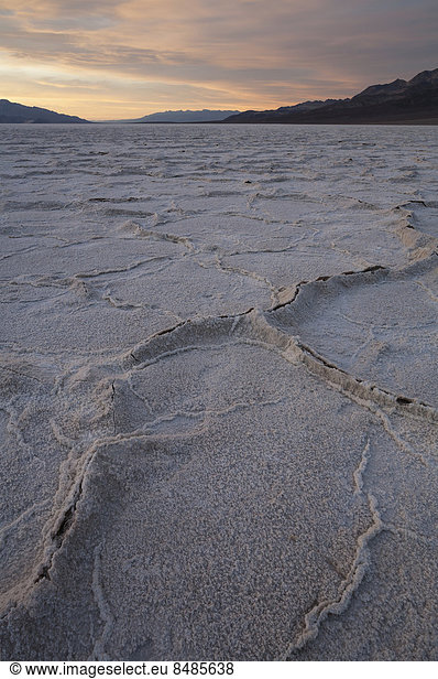 Salzkruste in der Senke Badwater Basin  Salztonebene im Death Valley  tiefster Punkt in Nordamerika  Death-Valley-Nationalpark  Kalifornien  USA