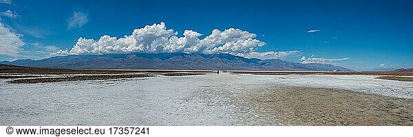 Salzkruste in der Senke Badwater Basin  Salztonebene im Death Valley  tiefster Punkt in Nordamerika  Death-Valley-Nationalpark  Kalifornien  USA  Nordamerika