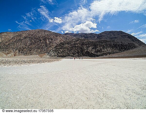 Salzkruste in der Senke Badwater Basin  Salztonebene im Death Valley  tiefster Punkt in Nordamerika  Death-Valley-Nationalpark  Kalifornien  USA  Nordamerika