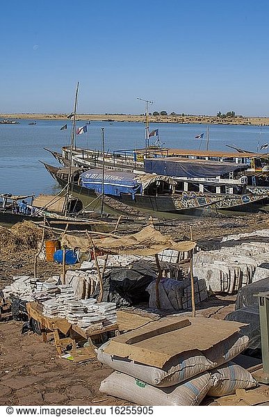 Salzplatten aus Salzseen in Algerien im Flusshafen des Bani-Flusses in Mopti in Mali  Westafrika.