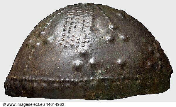 SAMMLUNG AXEL GUTTMANN  Altiranischer Helm mit Inschrift  1.HÃ¤lfte 1.Jahrtausend v.Chr. Bronzene  halbrunde Kalotte mit rechteckigem Gesichtsausschnitt. Reicher Dekor in Form von BuckelbÃ¤ndern  auf der Stirn anthropomorphe Darstellung mit angewinkelten  erhobenen Armen (Gebetsgestus)  im Nackenrand tiefe  bislang nicht lesbare Keilschriftzeichen (elamisch?)  daneben zwei bronzene Nieten  mÃ¶glicherweise fÃ¼r den Nackenschutz. HÃ¶he 14 5 cm  Durchmesser 23 cm  Gewicht 472 g. Metallisch erhalten  mit rotbrauner bis grÃ¼ner Patina  innen Fundpatina. Sammlung Axel Guttmann (AG 334/H 92). Erworben in London 1990. Publiziert in: H. Born/L. Nebelsick  Ein bronzener Helm der Hallstattzeit. Sammlung Axel Guttmann Bd.1 (Mainz 1991) S. 53  70  Abb. 32. Hermann Historica 49. Auktion  19. Oktober 2005  Los 139. Ikonografisch auÃŸergewÃ¶hnlich interessanter  singulÃ¤rer Helm aus dem Umfeld iranischer Hochkulturen SAMMLUNG AXEL GUTTMANN, Altiranischer Helm mit Inschrift, 1.HÃ¤lfte 1.Jahrtausend v.Chr. Bronzene, halbrunde Kalotte mit rechteckigem Gesichtsausschnitt. Reicher Dekor in Form von BuckelbÃ¤ndern, auf der Stirn anthropomorphe Darstellung mit angewinkelten, erhobenen Armen (Gebetsgestus), im Nackenrand tiefe, bislang nicht lesbare Keilschriftzeichen (elamisch?), daneben zwei bronzene Nieten, mÃ¶glicherweise fÃ¼r den Nackenschutz. HÃ¶he 14,5 cm, Durchmesser 23 cm, Gewicht 472 g. Metallisch erhalten, mit rotbrauner bis grÃ¼ner Patina, innen Fundpatina. Sammlung Axel Guttmann (AG 334/H 92). Erworben in London 1990. Publiziert in: H. Born/L. Nebelsick, Ein bronzener Helm der Hallstattzeit. Sammlung Axel Guttmann Bd.1 (Mainz 1991) S. 53, 70, Abb. 32. Hermann Historica 49. Auktion, 19. Oktober 2005, Los 139. Ikonografisch auÃŸergewÃ¶hnlich interessanter, singulÃ¤rer Helm aus dem Umfeld iranischer Hochkulturen,