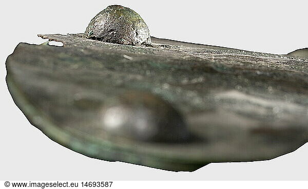 SAMMLUNG AXEL GUTTMANN  Persischer Schild  1.Jahrtausend v.Chr. Leicht konvexer und ovaler Schild aus dickem Bronzeblech mit zwei blasenfÃ¶rmigen Aussparungen. Der Rand von innen mit einem vernieteten Bronzeband verstÃ¤rkt  dessen groÃŸe  kugelfÃ¶rmige NietkÃ¶pfe dekorativ auf der AuÃŸenseite sichtbar sind  im Zentrum befindet sich ein kleiner  profilierter und spitz zulaufender Buckel. Auf der Innenseite keine Handhabe oder Vorrichtungen dafÃ¼r erkennbar. Durchmesser 46 cm. Metallisch erhalten mit brauner Edelpatina und blaugrÃ¼ner Korrosion. Ehem. Sammlung Marzoli  Brescia. Sammlung Axel Guttmann (AG 287/R 72). Vgl. ChristieÂ´s London  Auktion 06.11.2002  Los 30. Nach einer Aussage von Prof. P. Schauer  Regensburg  soll der Schild angeblich hethitischen Ursprungs sein. UngewÃ¶hnlicher Schild von auÃŸergewÃ¶hnlicher StabilitÃ¤t SAMMLUNG AXEL GUTTMANN, Persischer Schild, 1.Jahrtausend v.Chr. Leicht konvexer und ovaler Schild aus dickem Bronzeblech mit zwei blasenfÃ¶rmigen Aussparungen. Der Rand von innen mit einem vernieteten Bronzeband verstÃ¤rkt, dessen groÃŸe, kugelfÃ¶rmige NietkÃ¶pfe dekorativ auf der AuÃŸenseite sichtbar sind, im Zentrum befindet sich ein kleiner, profilierter und spitz zulaufender Buckel. Auf der Innenseite keine Handhabe oder Vorrichtungen dafÃ¼r erkennbar. Durchmesser 46 cm. Metallisch erhalten mit brauner Edelpatina und blaugrÃ¼ner Korrosion. Ehem. Sammlung Marzoli, Brescia. Sammlung Axel Guttmann (AG 287/R 72). Vgl. ChristieÂ´s London, Auktion 06.11.2002, Los 30. Nach einer Aussage von Prof. P. Schauer, Regensburg, soll der Schild angeblich hethitischen Ursprungs sein. UngewÃ¶hnlicher Schild von auÃŸergewÃ¶hnlicher StabilitÃ¤t,